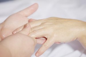 massage découverte mains